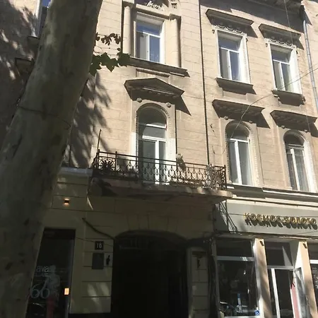 Dvukhurovnevaia Kvartira Apartment